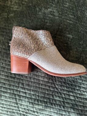 TOMS- Womens Gray Textured Ankle Boots with Block Heel-Fall-Classic-Brand New